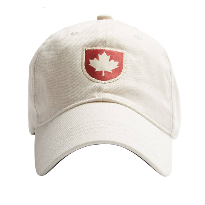 Casquette blanche avec feuille d'érable rouge canada shield par Red Canoe