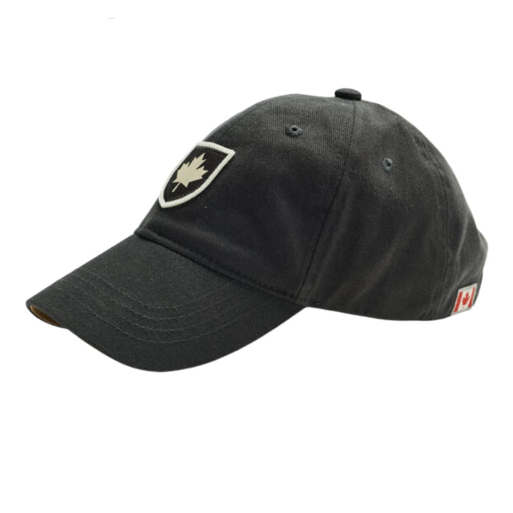 Casquette noire avec feuille d'érable charbon par Red Canoe vue de côté