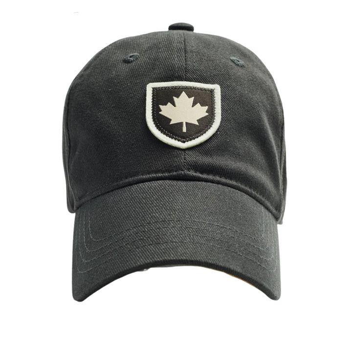 Casquette noire avec feuille d'érable charbon par Red Canoe