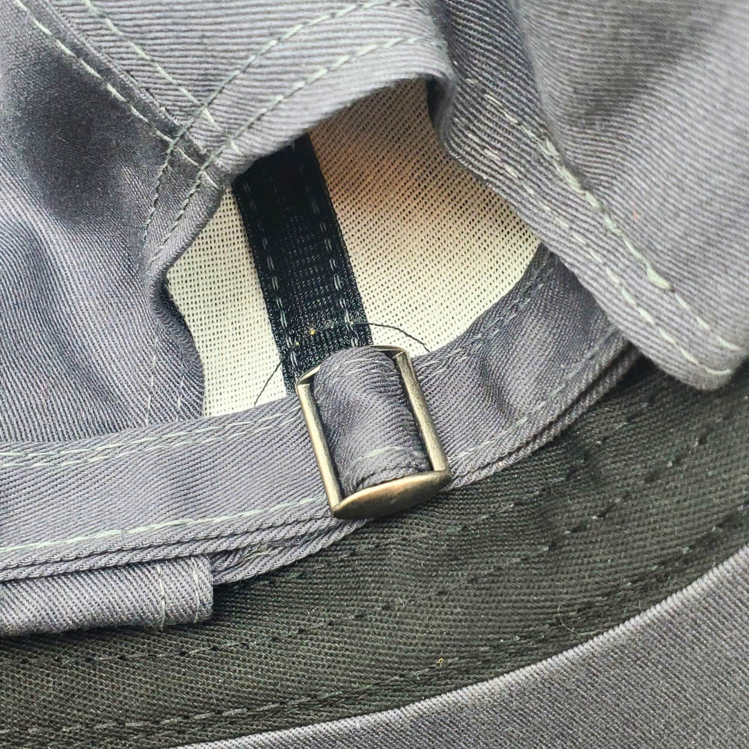 Détails de l'attache de la Casquette grise KM54