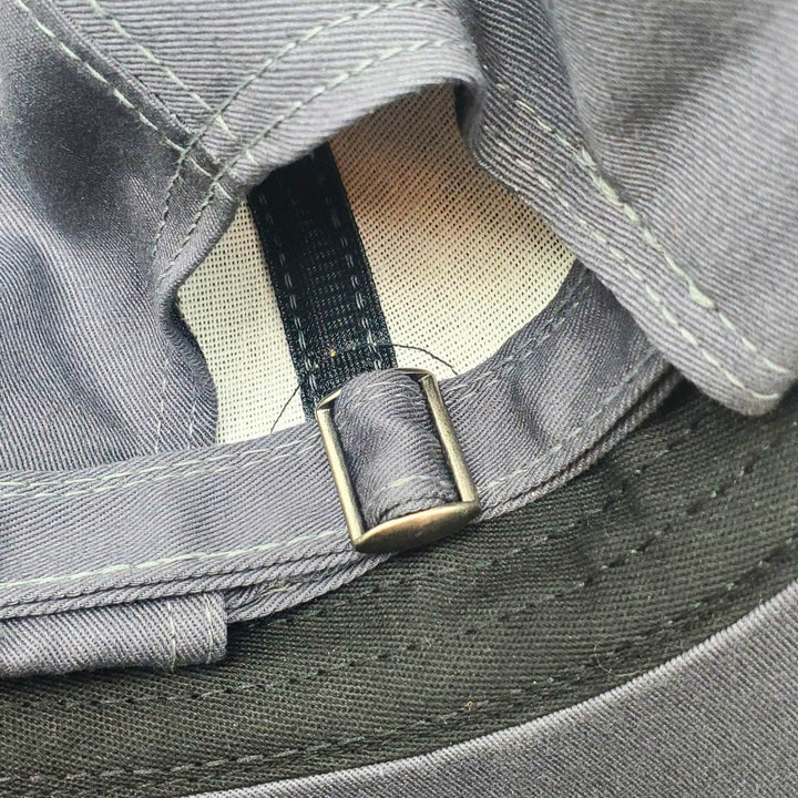 Détails de l'attache de la Casquette grise KM54