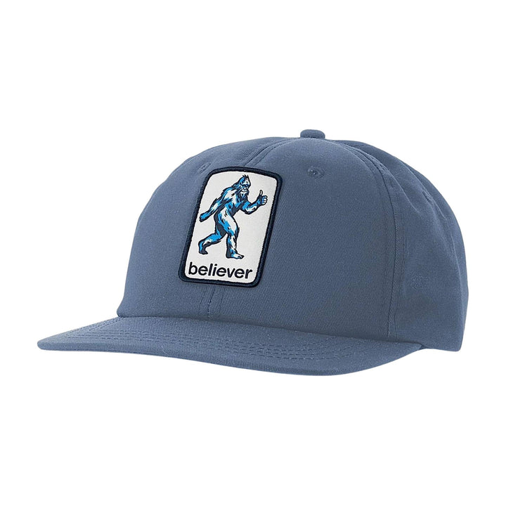 Casquette Poursuite bleue avec un bigfoot sur le devant par Ambler