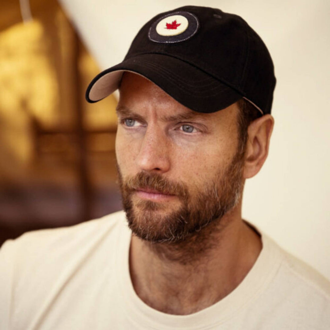 Homme portant une Casquette RCAF bleue marine avec logo par Red Canoe