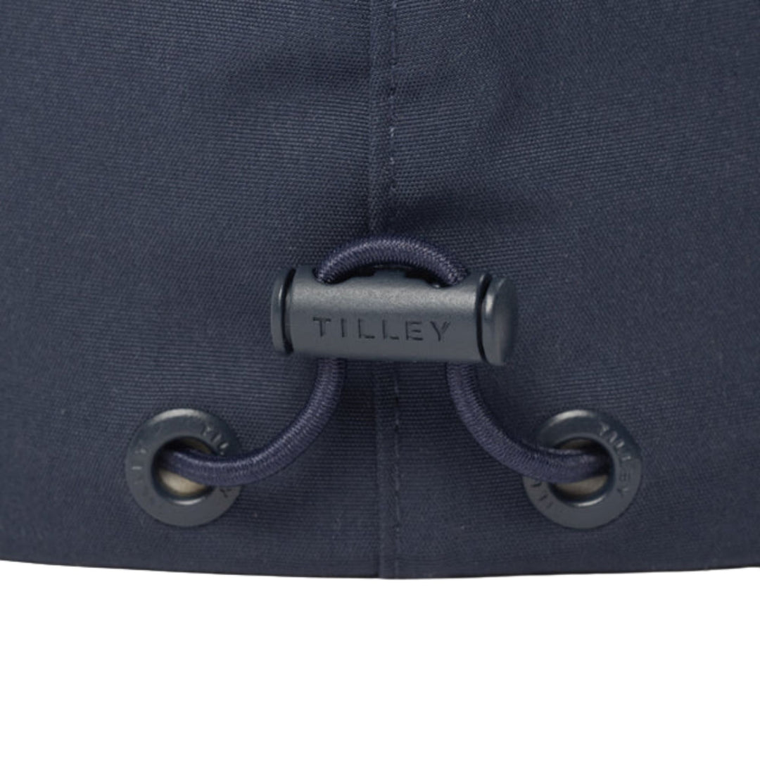 Détails de l'attache de la Casquette Thermashield bleue par Tilley