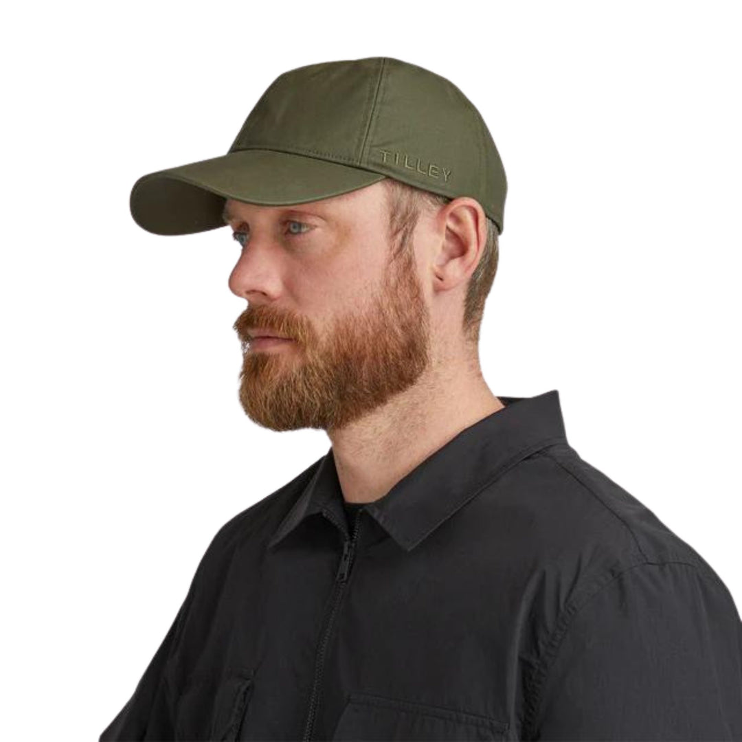 Homme portant une Casquette verte en coton ciré vu de 3/4 par tilley