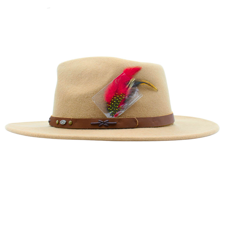 Chapeau en laine beige avec plume rouge sur le côté par Canadian Leather vu de côté