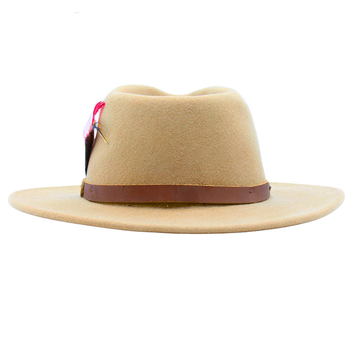 Chapeau en laine beige avec plume rouge sur le côté par Canadian Leather vu de derrière