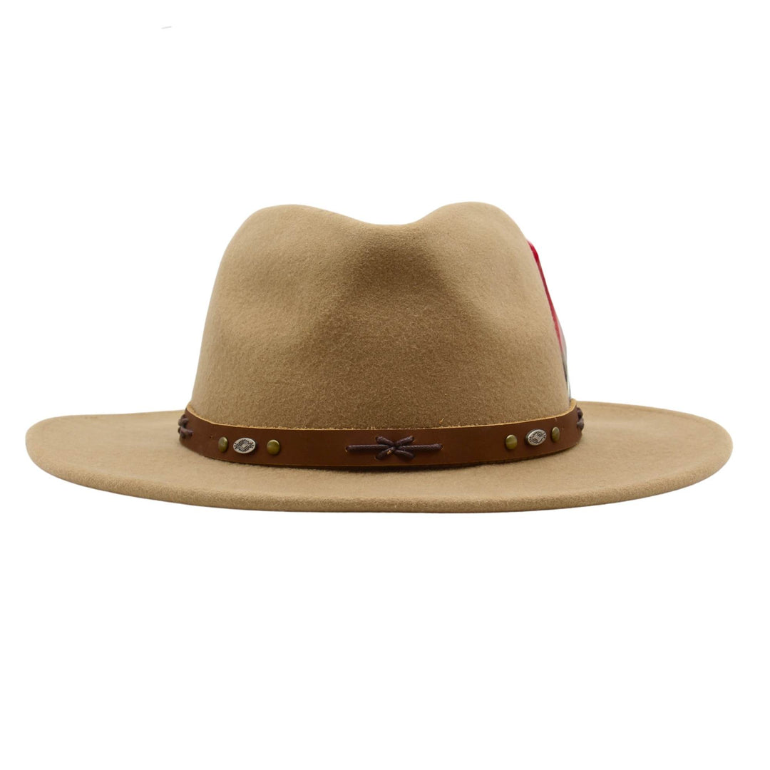 Chapeau en laine beige avec plume rouge sur le côté par Canadian Leather vu de devant