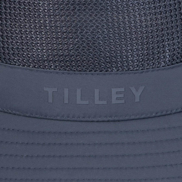 Vu rapprochée du logo sur le Chapeau aiflo bucket bleu par tilley