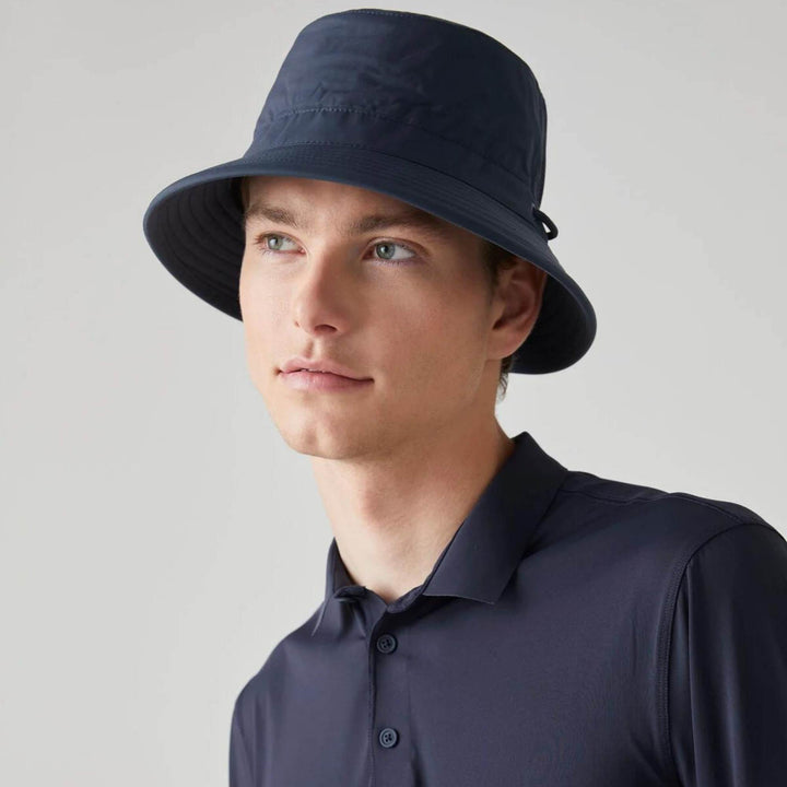 Mannequin portant un Chapeau aiflo bucket bleu par tilley vu de 3/4