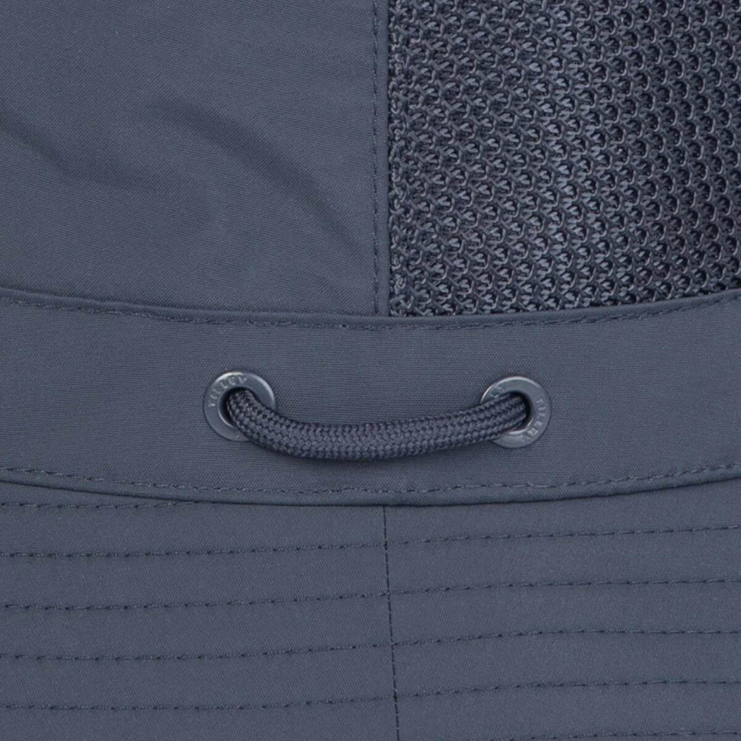 Vue rapprochée du logo sur le Chapeau aiflo bucket bleu par tilley