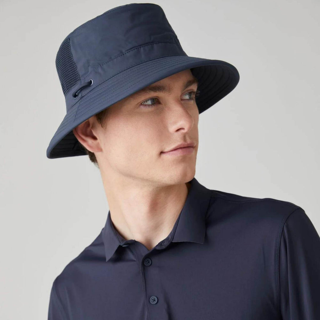 Mannequin portant un Chapeau aiflo bucket bleu par tilley vu de 3/4 vers la droite