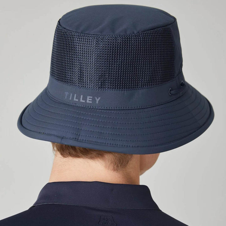 Mannequin portant un Chapeau aiflo bucket bleu par tilley vu de derrière