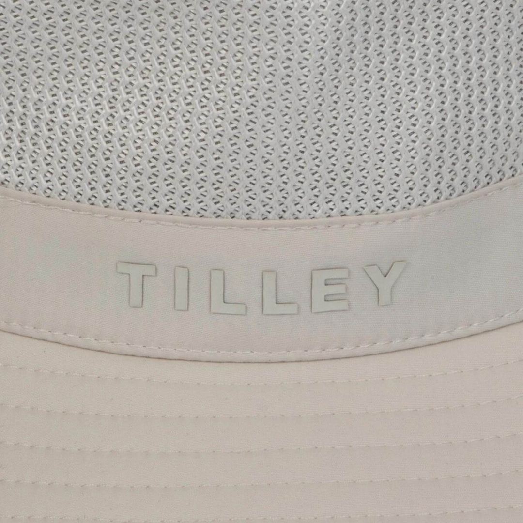 Vue rapprochée du logo sur le Chapeau aiflo bucket gris par tilley