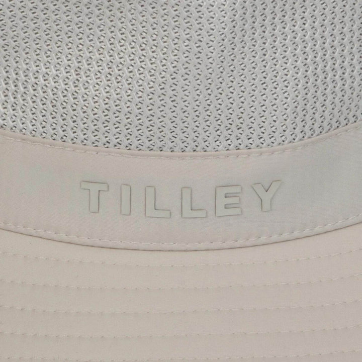 Vue rapprochée du logo sur le Chapeau aiflo bucket gris par tilley