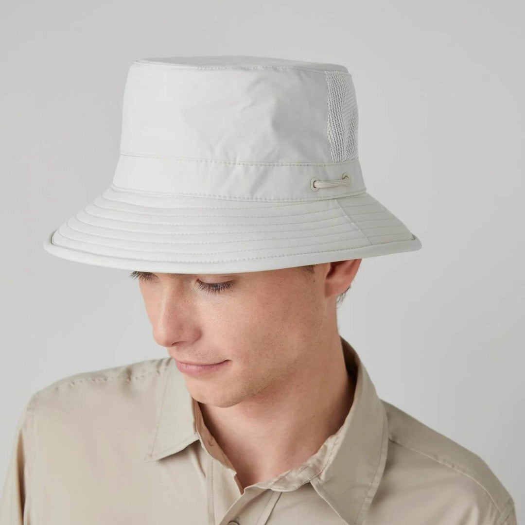 Mannequin portant un Chapeau aiflo bucket gris par tilley vu de 3/4 rapproché