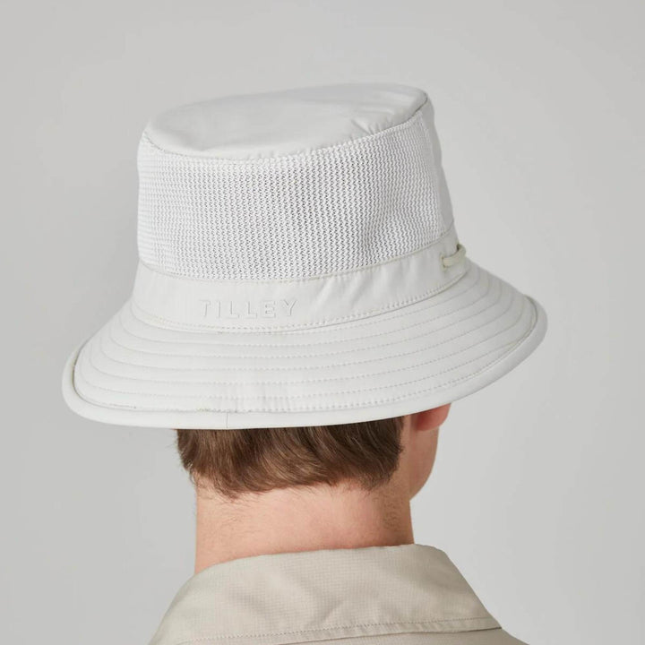 Mannequin portant un Chapeau aiflo bucket gris par tilley vu de derrière