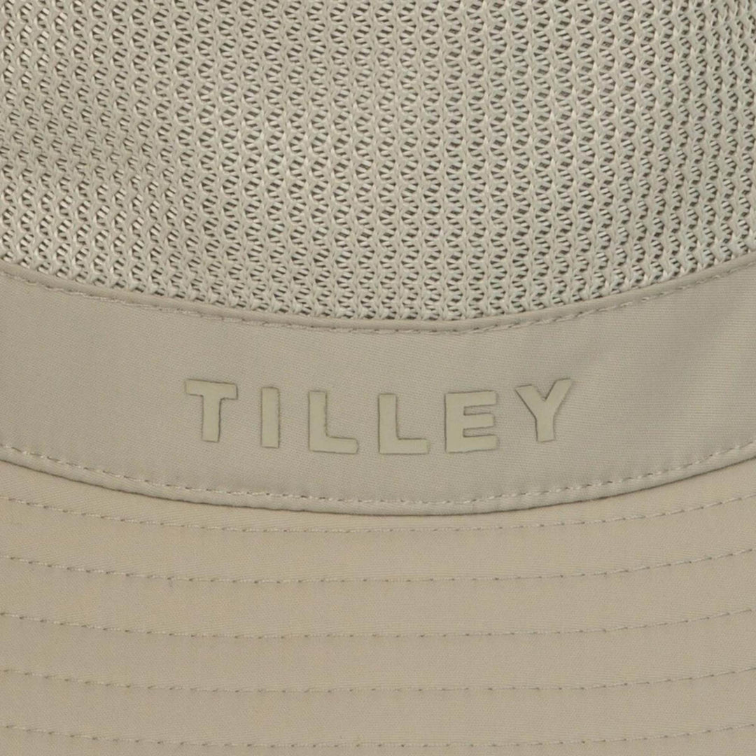 Vue rapprochée du logo sur le Chapeau tilley airflo bucket kaki 