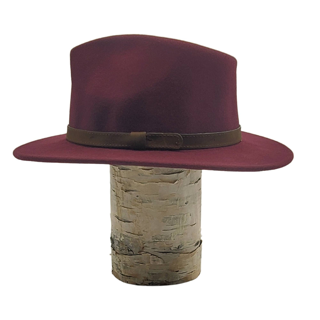 Chapeau fedora Canadian leather bordeaux sur une bûche avec boucle vu de côté