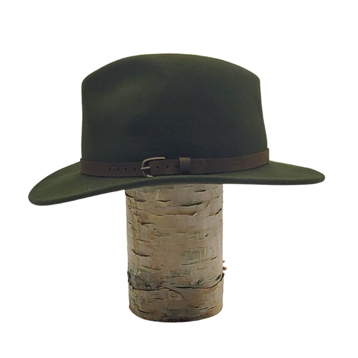 Chapeau fedora Canadian leather vert olive sur une bûche avec boucle vu de côté