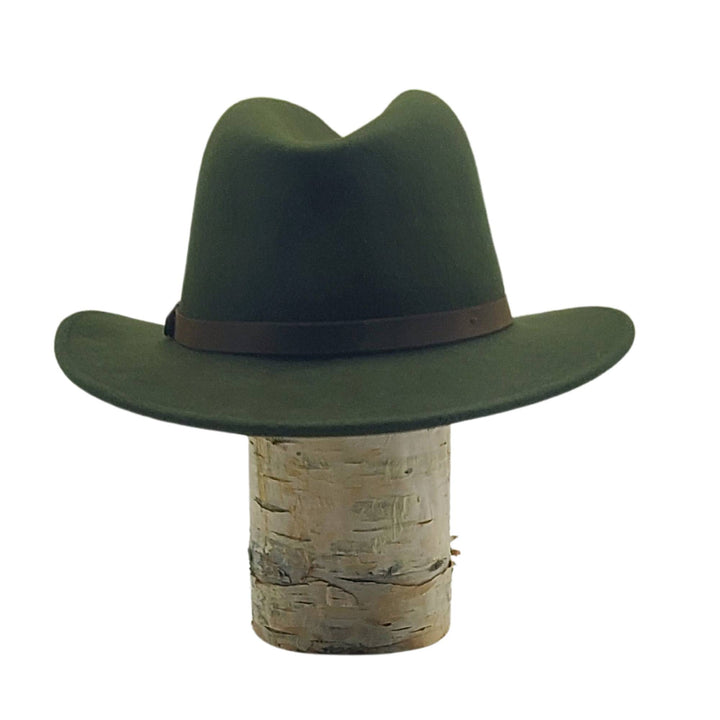 Chapeau fedora Canadian leather vert olive sur une bûche avec boucle vu de derrière