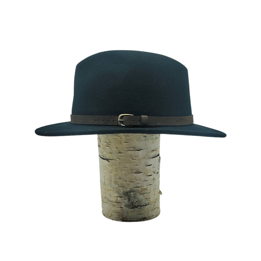 Chapeau fedora Canadian leather noir sur une bûche avec boucle vu de côté
