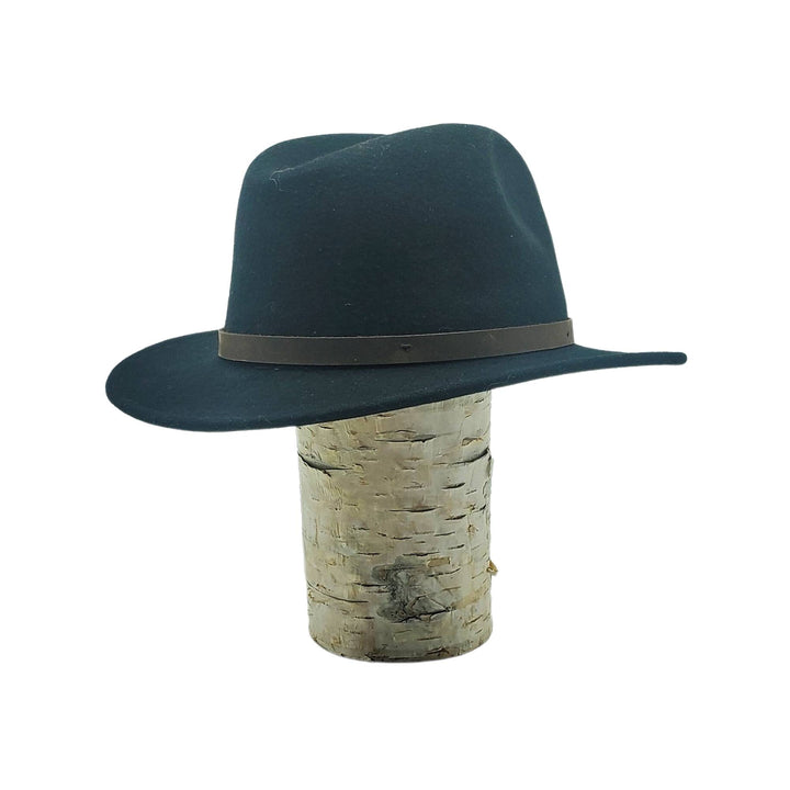 Chapeau fedora Canadian leather noir sur une bûche avec boucle vu de derrière