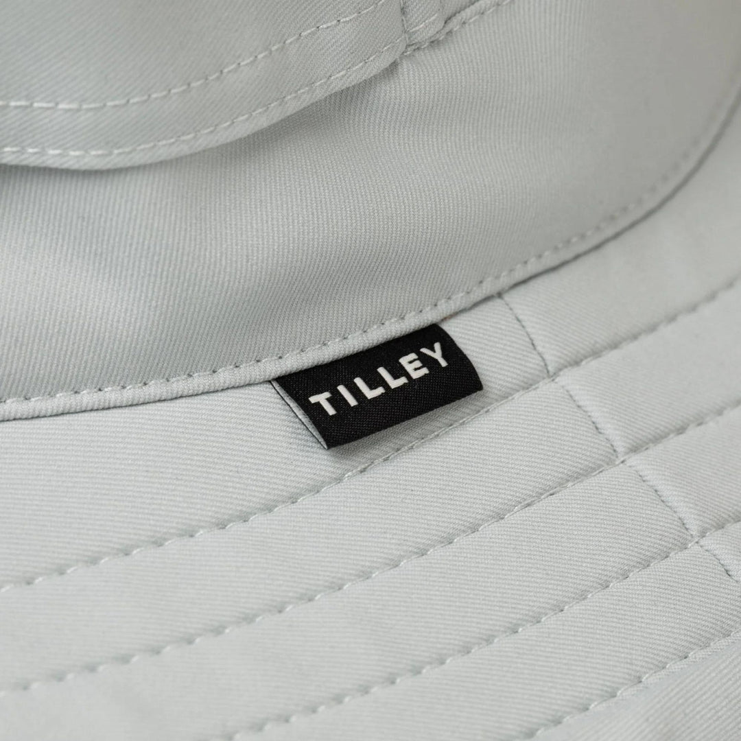 Chapeau Tilley le Clubhouse gris pâle vue rapprochée du logo