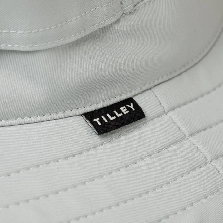 Chapeau Tilley le Clubhouse gris pâle vue rapprochée du logo