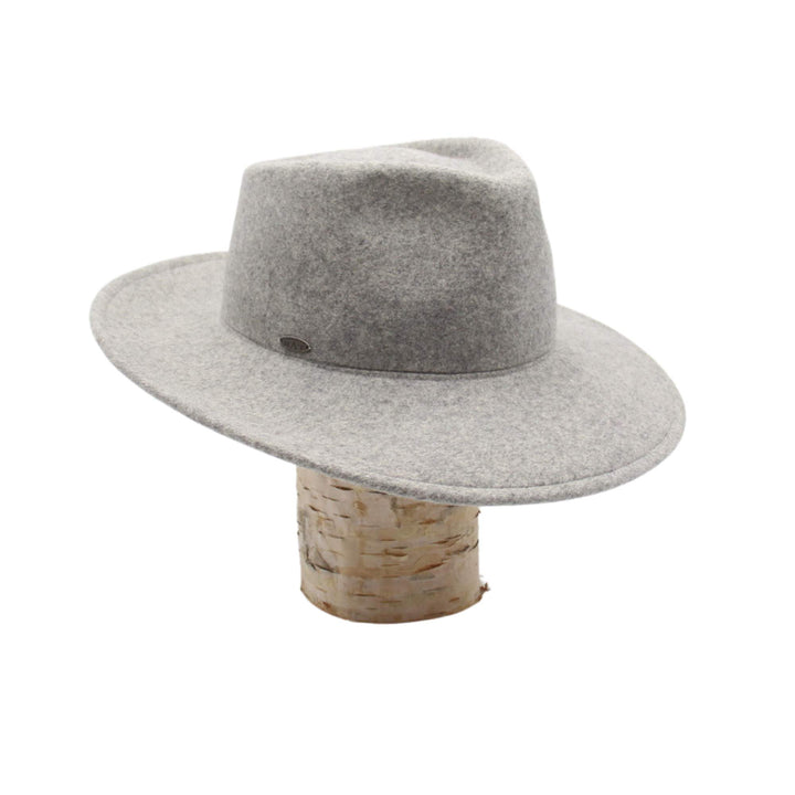 Chapeau Florance gris pâle par Canadian hat sur une bûche vu de 3/4