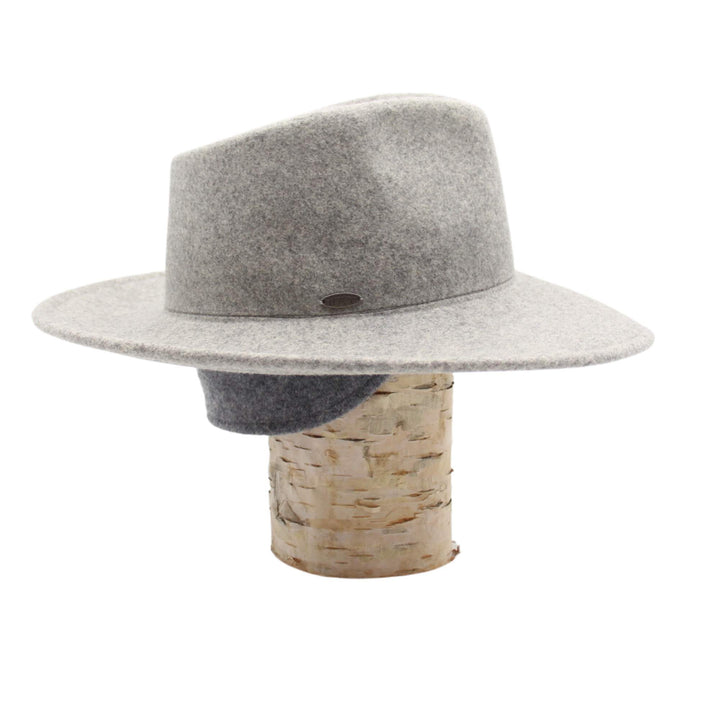 Chapeau Florance gris pâle par Canadian hat sur une bûche vu de côté avec les rabats d'oreilles baissés