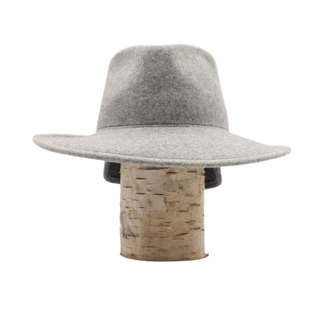 Chapeau Florance gris pâle par Canadian hat sur une bûche vu de face avec les rabats d'oreilles baissés