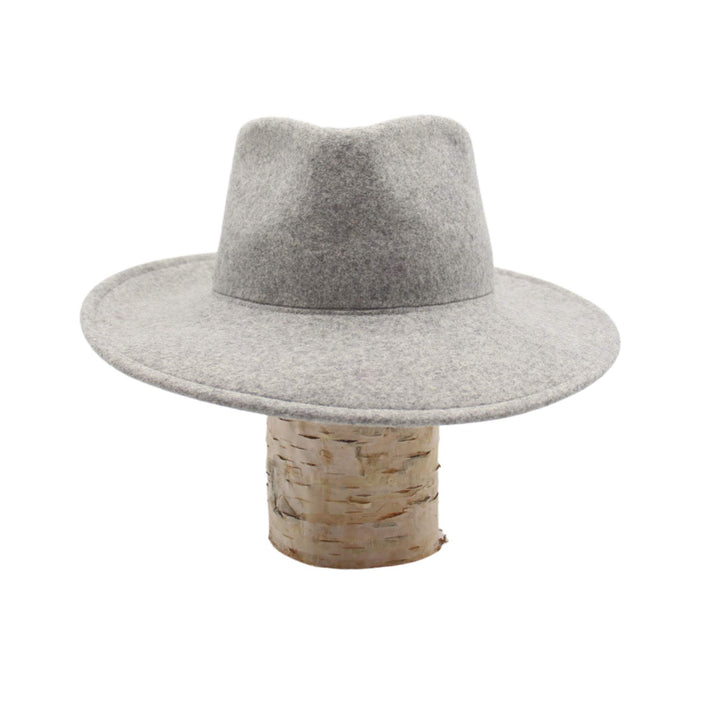 Chapeau Florance gris pâle par Canadian hat sur une bûche vu de face