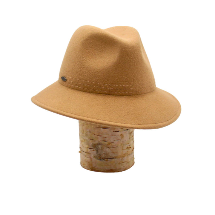 Chapeau élégant caramel sur une bûche vu de 3/4 par Canadian hat