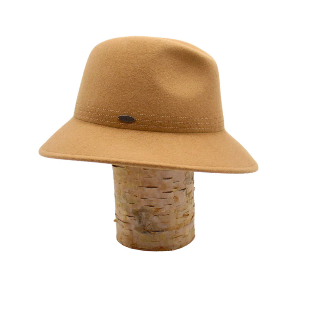 Chapeau élégant caramel sur une bûche vu de côté par Canadian hat