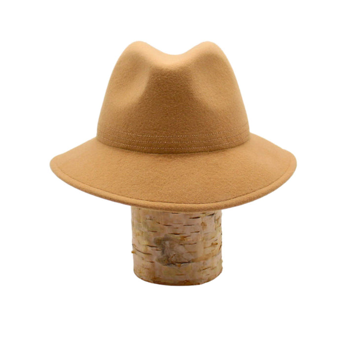 Chapeau élégant caramel sur une bûche vu de devant par Canadian hat