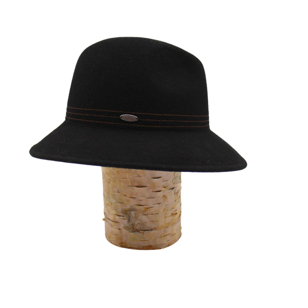 Chapeau élégant noir sur une bûche vu de côté par Canadian hat