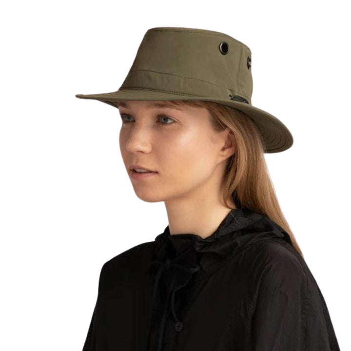 Femme portant un Chapeau T5 Classique Ultraléger par Tilley olive vue de 3/4