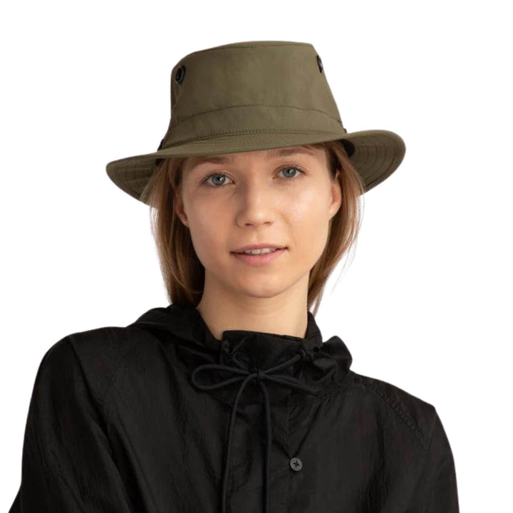 Femme portant un Chapeau T5 Classique Ultraléger par Tilley olive vue de face