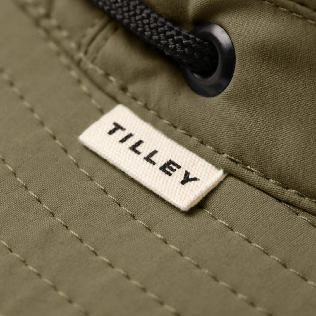 Détails du logo sur le Chapeau T5 Classique Ultraléger par Tilley olive