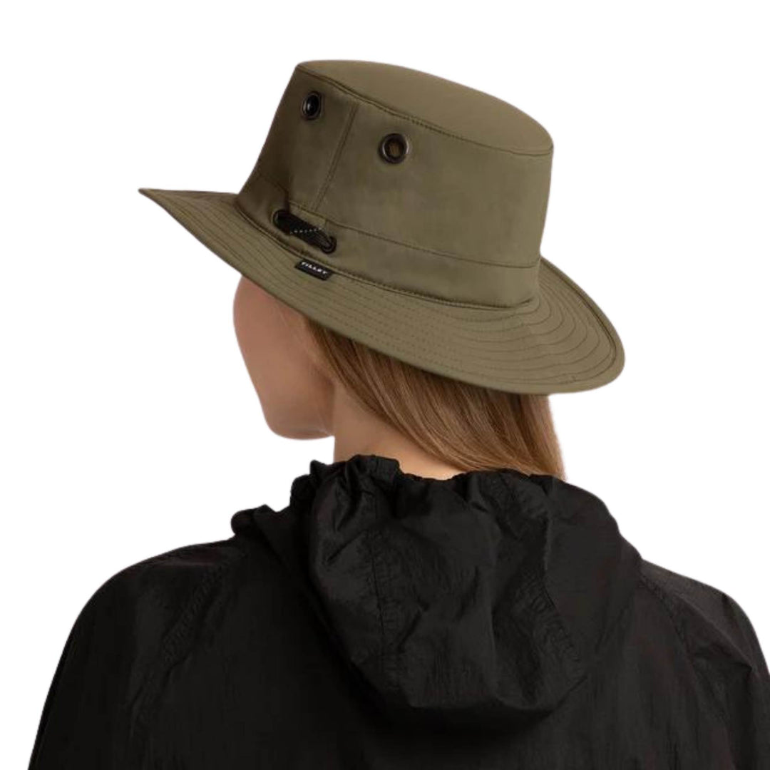 Femme portant un Chapeau T5 Classique Ultraléger par Tilley olive vue de derrière