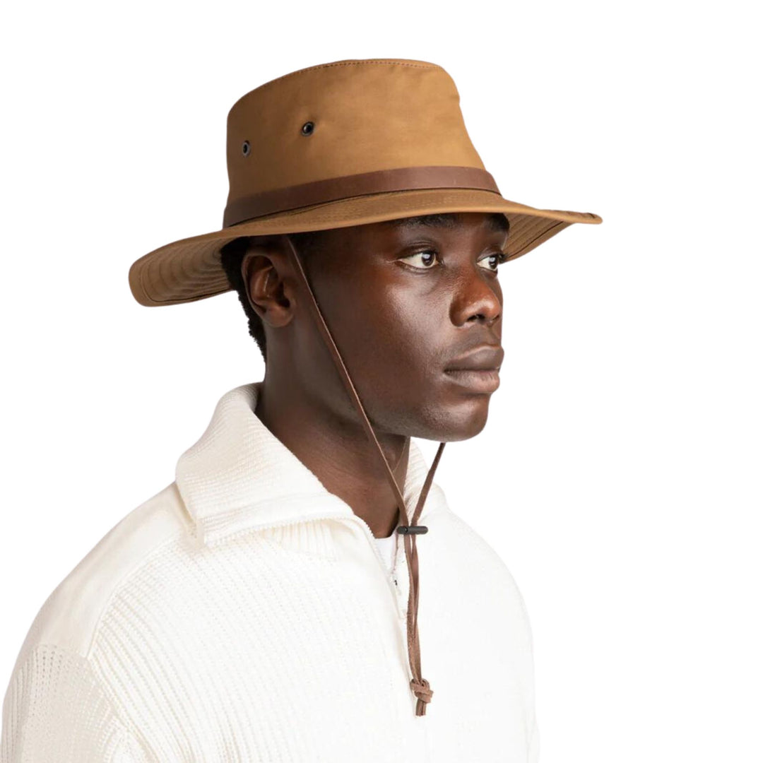 Homme portant un Chapeau Tilley fedora tan ciré avec bande en cuir vu de 3/4