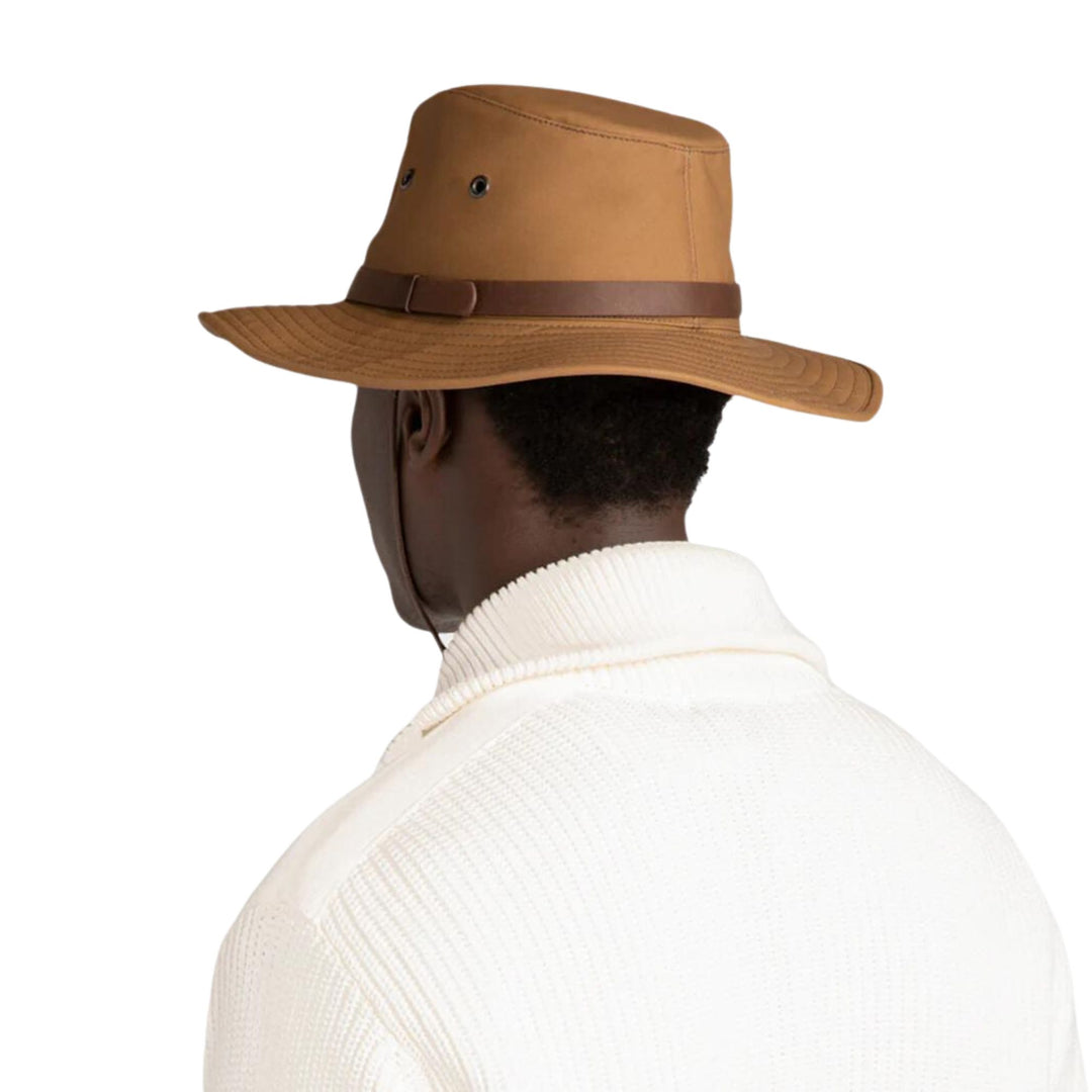 Homme portant un Chapeau Tilley fedora tan ciré avec bande en cuir vu de dos
