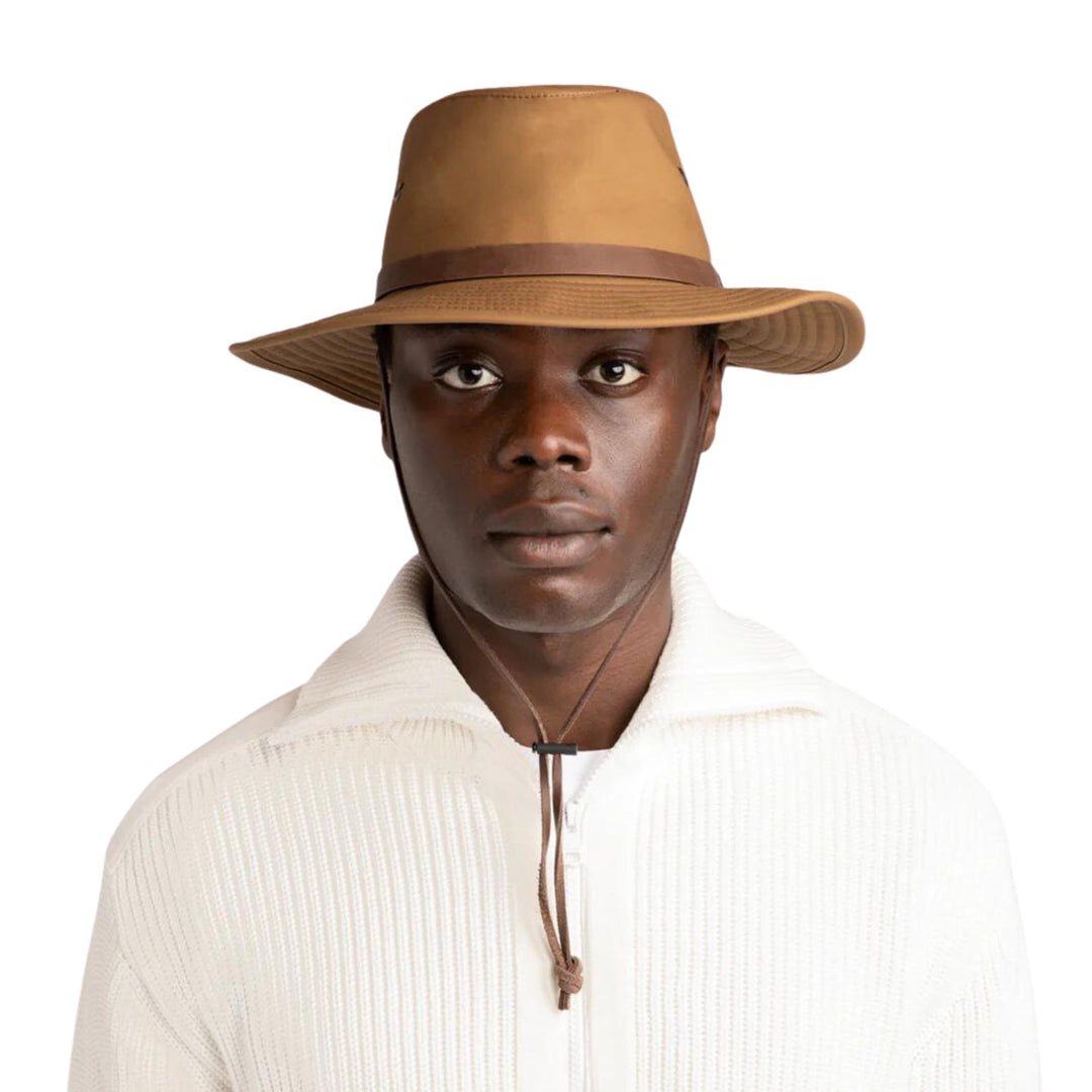 Homme portant un Chapeau Tilley fedora tan ciré avec bande en cuir vu de face