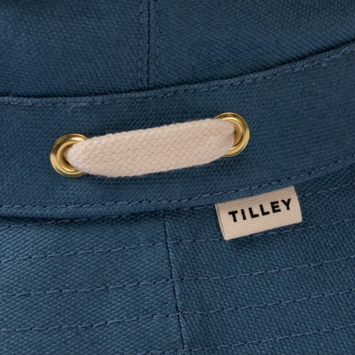 Détails du logo sur le Chapeau bleu Tilley Iconique T1