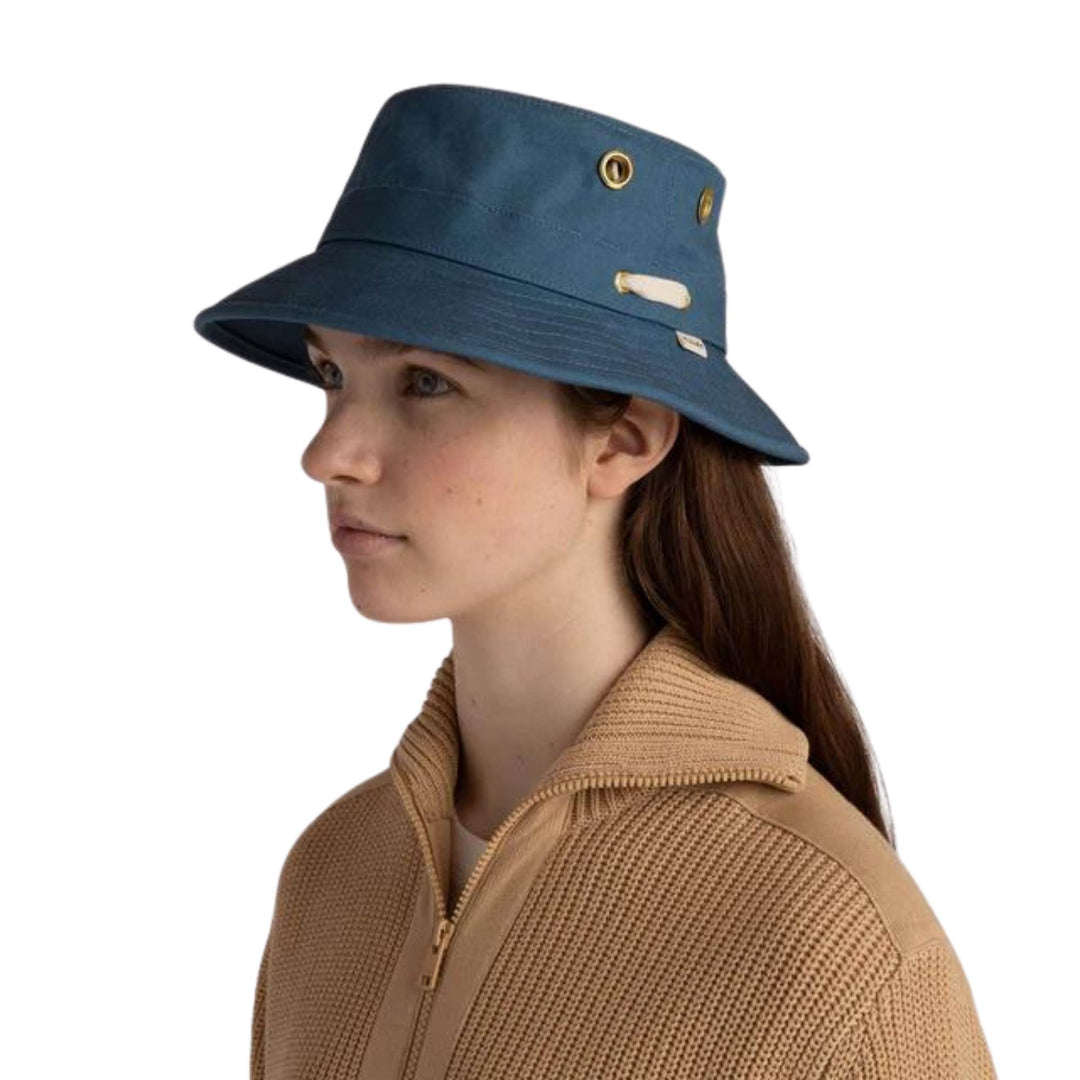 Femme portant un Chapeau bleu Tilley Iconique T1 vue de 3/4