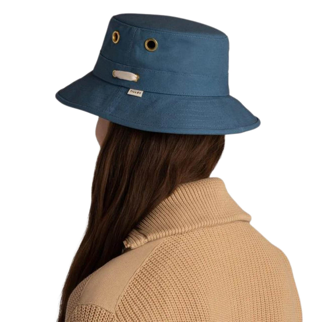 Femme portant un Chapeau bleu Tilley Iconique T1 vue de derrière