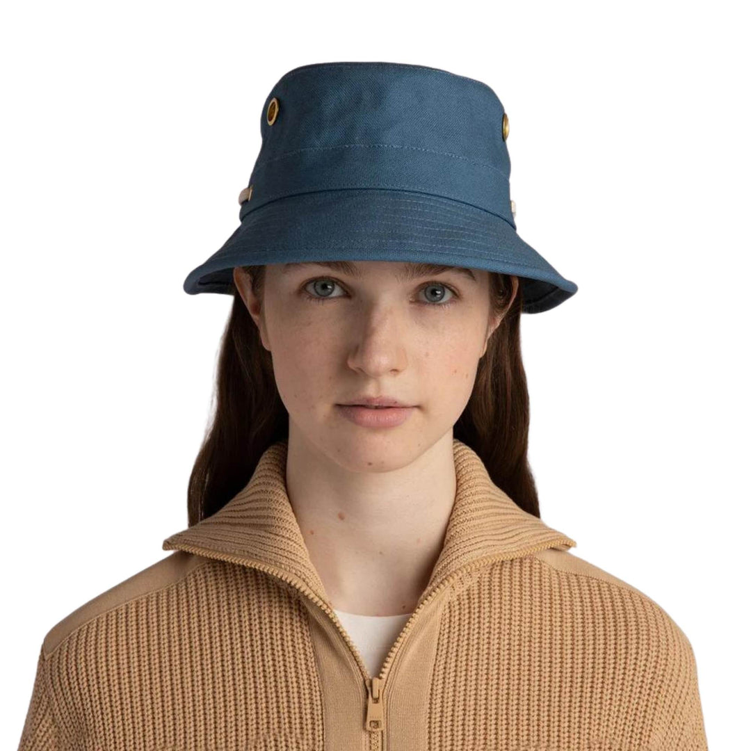 Femme portant un Chapeau bleu Tilley Iconique T1 vue de face