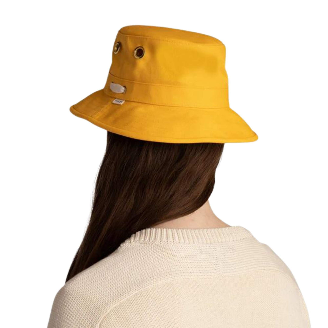 Femme portant un Chapeau iconique T1 jaune par Tilley vue de derrière