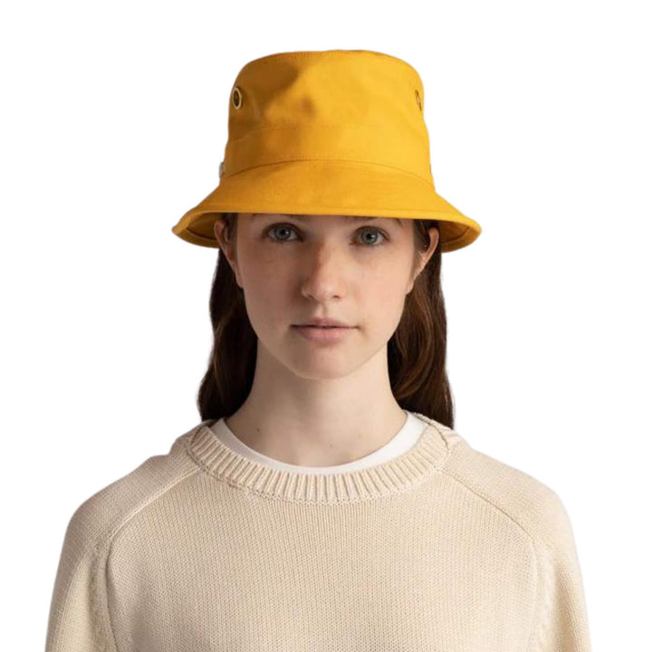 Femme portant un Chapeau iconique T1 jaune par Tilley vue de face